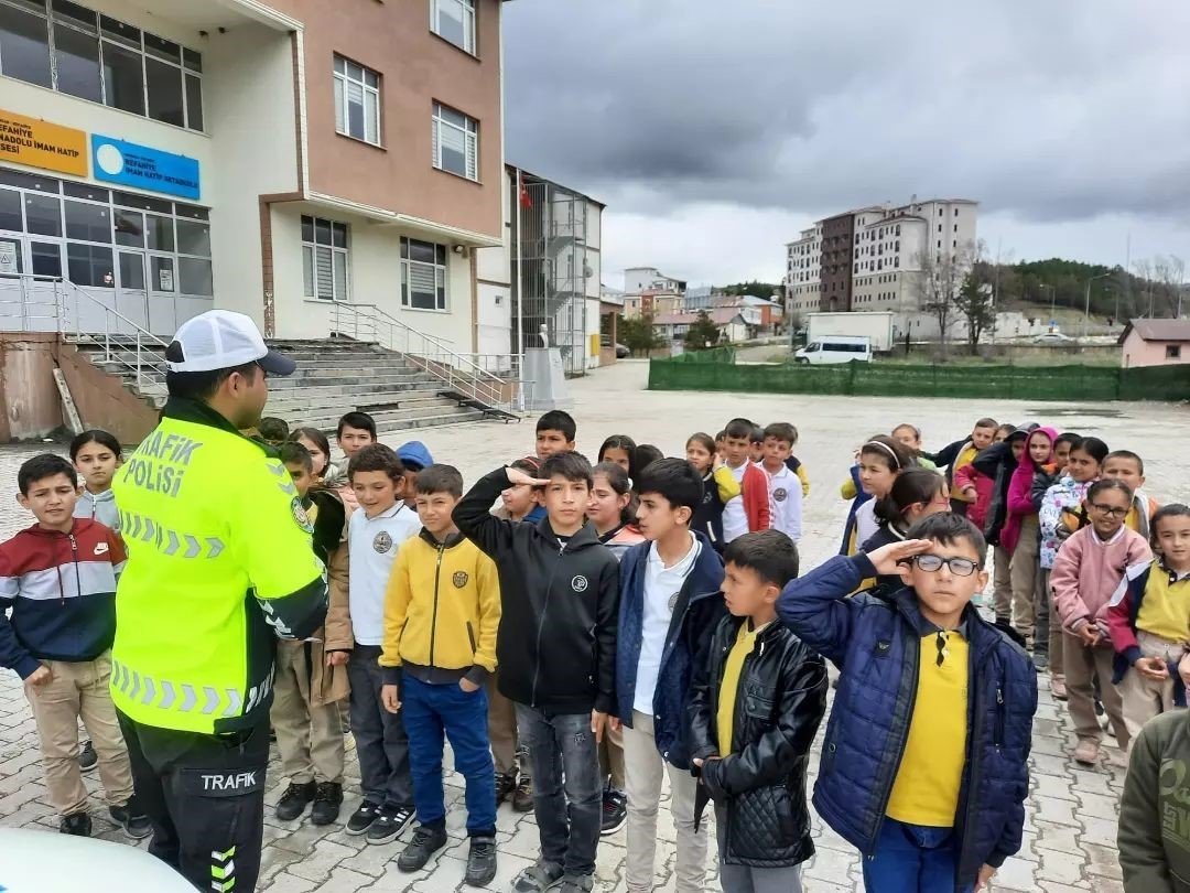 İlçelerde öğrencilere trafik güvenliği eğitimi verildi