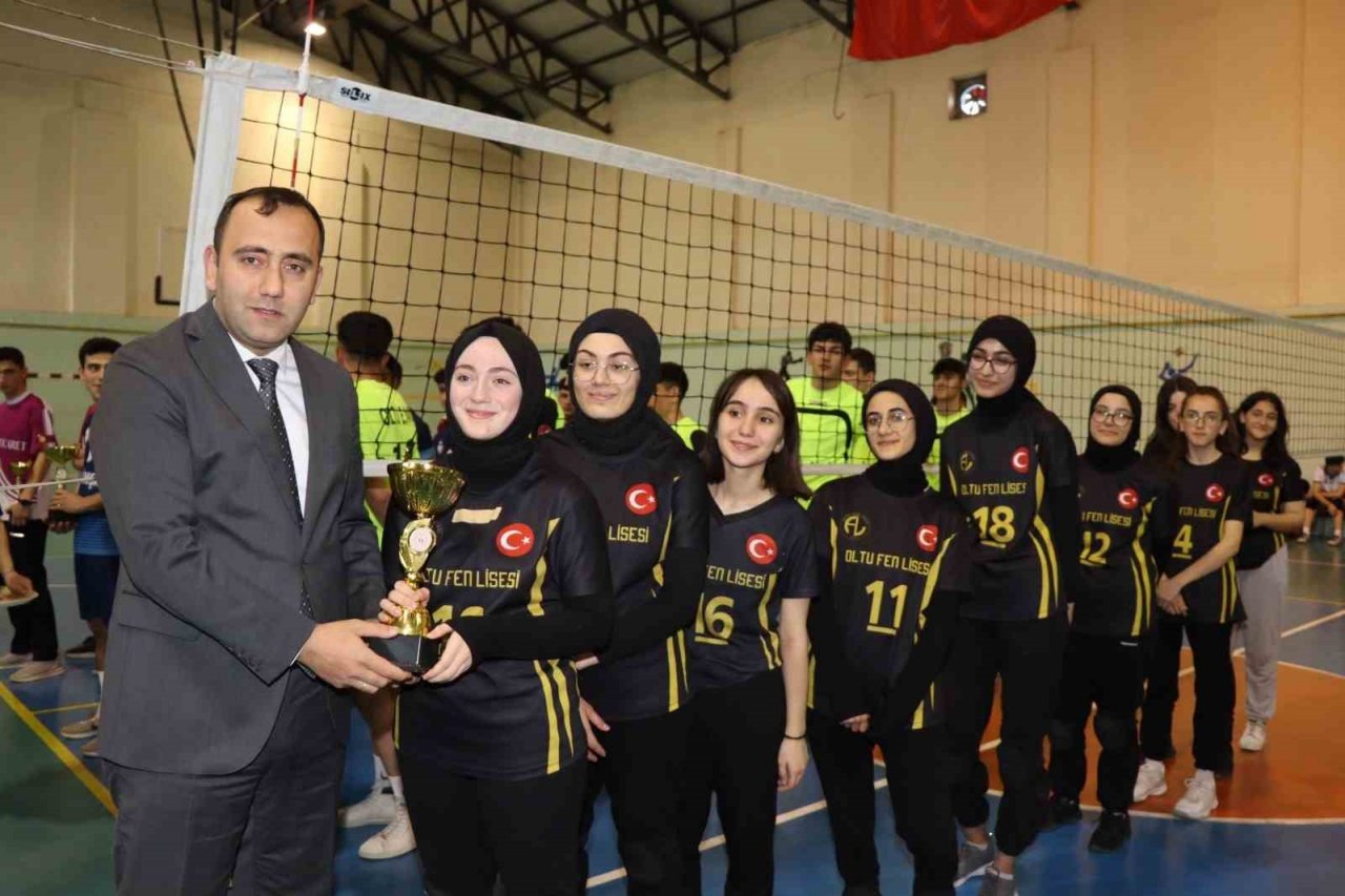 Oltu’da voleybol rüzgarı esti