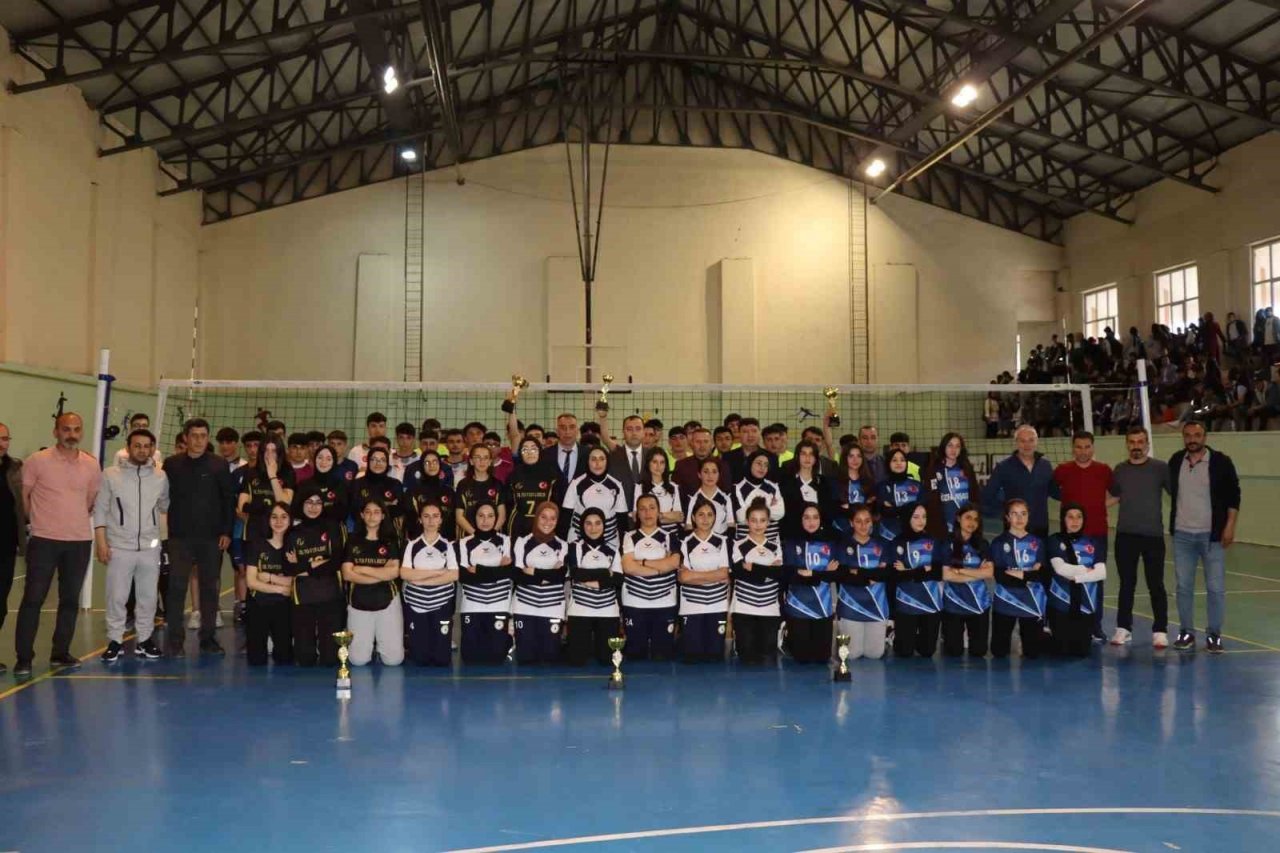 Oltu’da voleybol rüzgarı esti