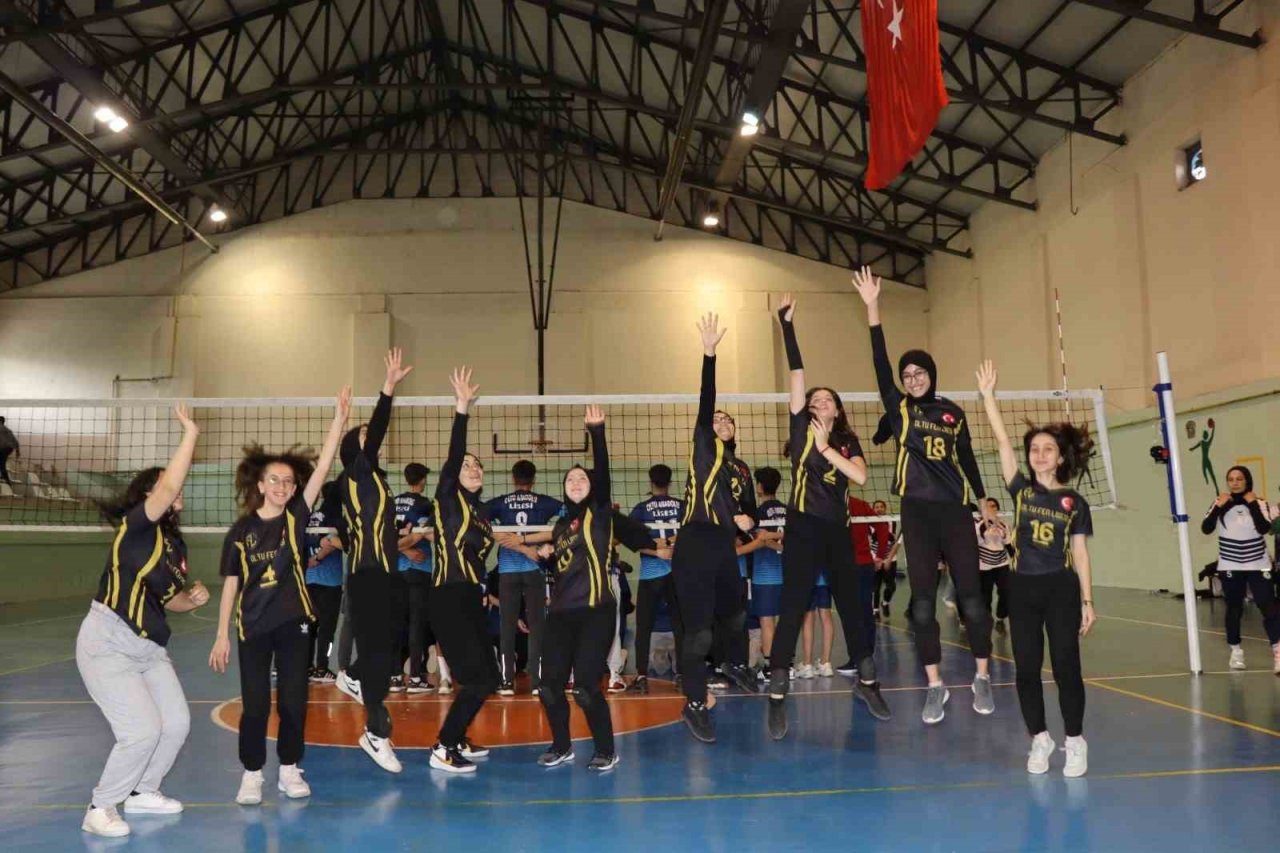 Oltu’da voleybol rüzgarı esti