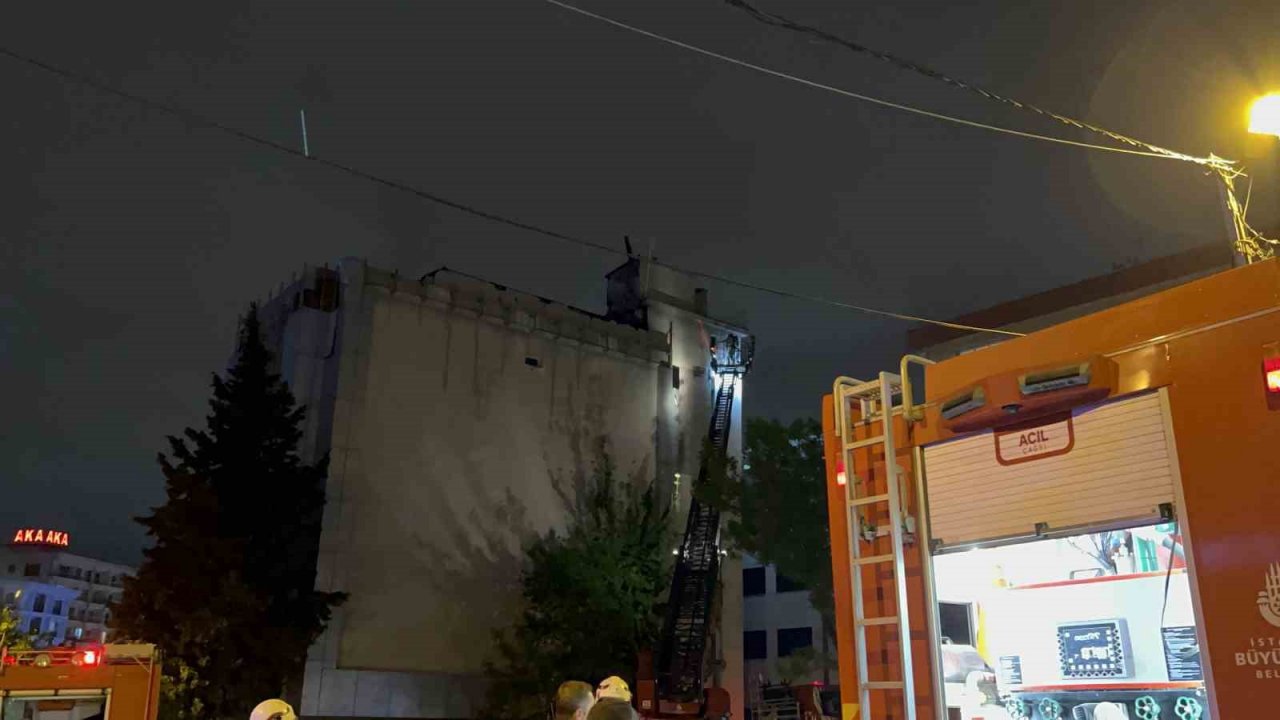 Esenyurt’ta iş yerinin çatısı alev alev yandı