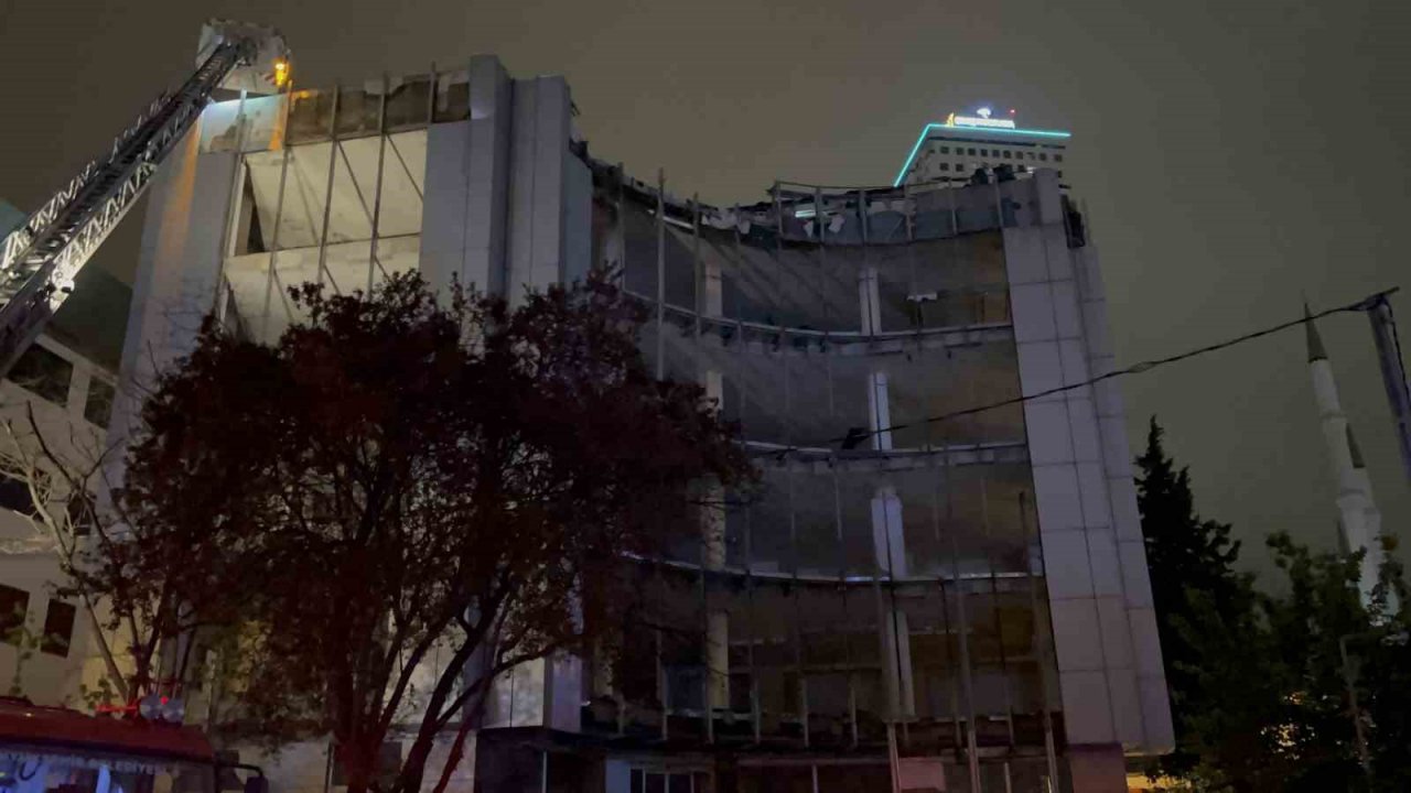 Esenyurt’ta iş yerinin çatısı alev alev yandı