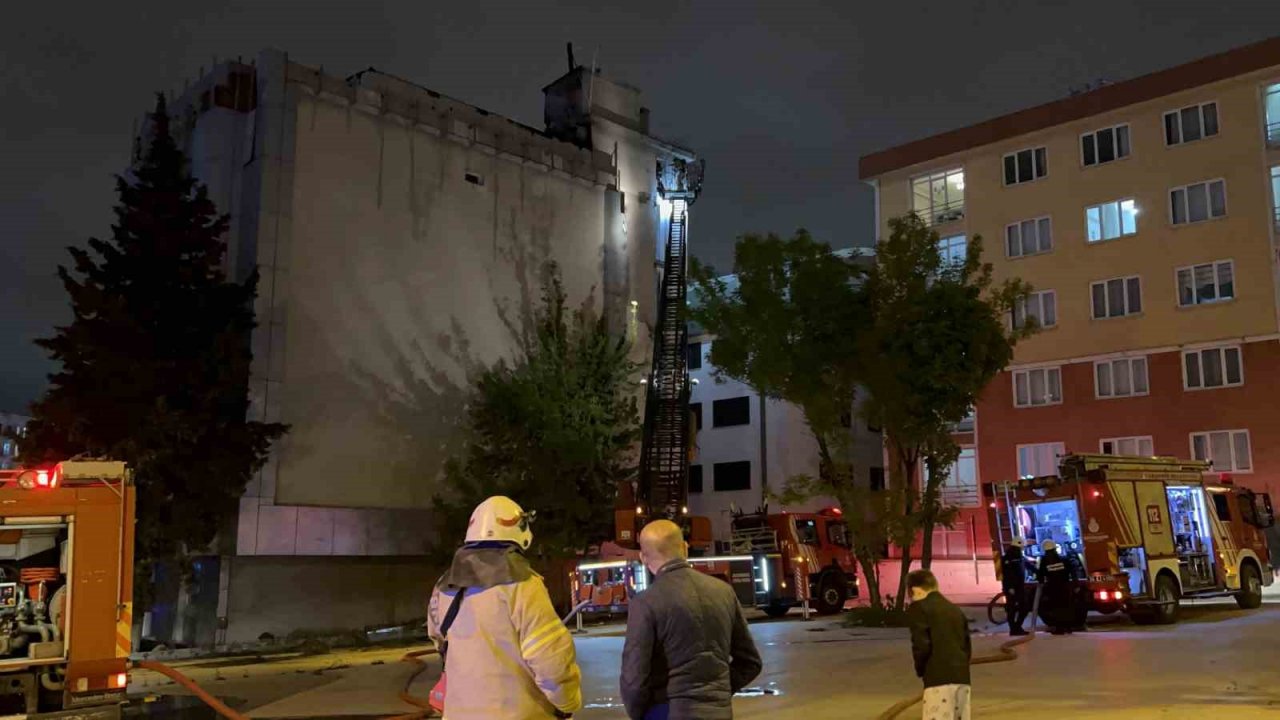 Esenyurt’ta iş yerinin çatısı alev alev yandı