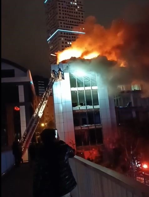 Esenyurt’ta iş yerinin çatısı alev alev yandı