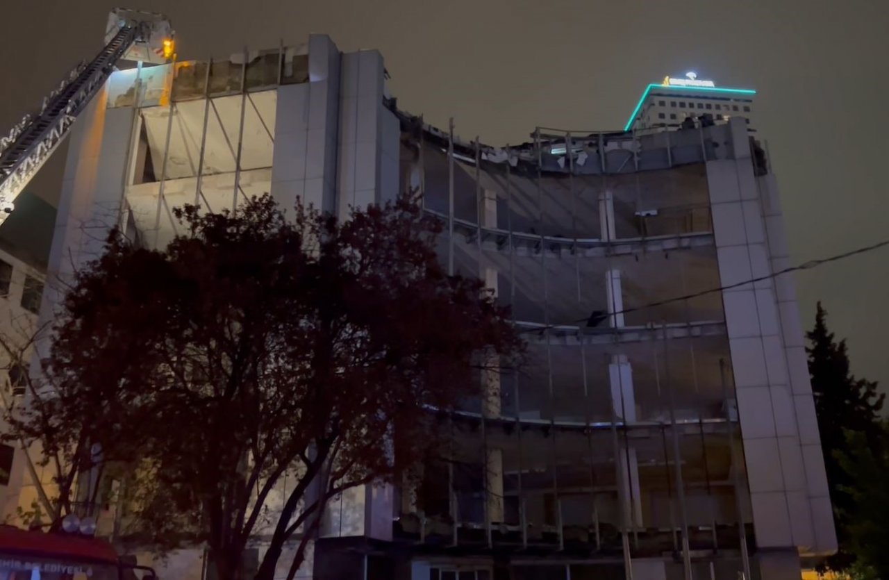 Esenyurt’ta iş yerinin çatısı alev alev yandı