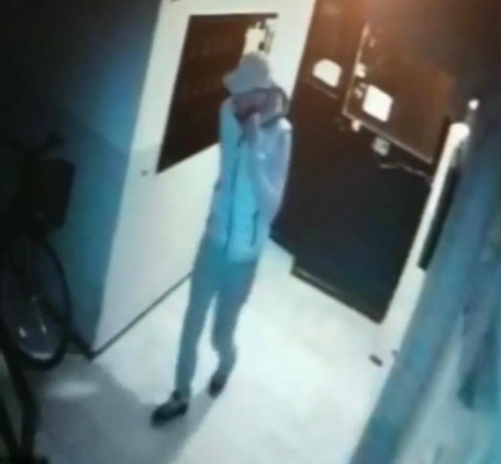 Yüzünü gizleyen hırsız bebek koltuğu takılı bisikleti çaldı