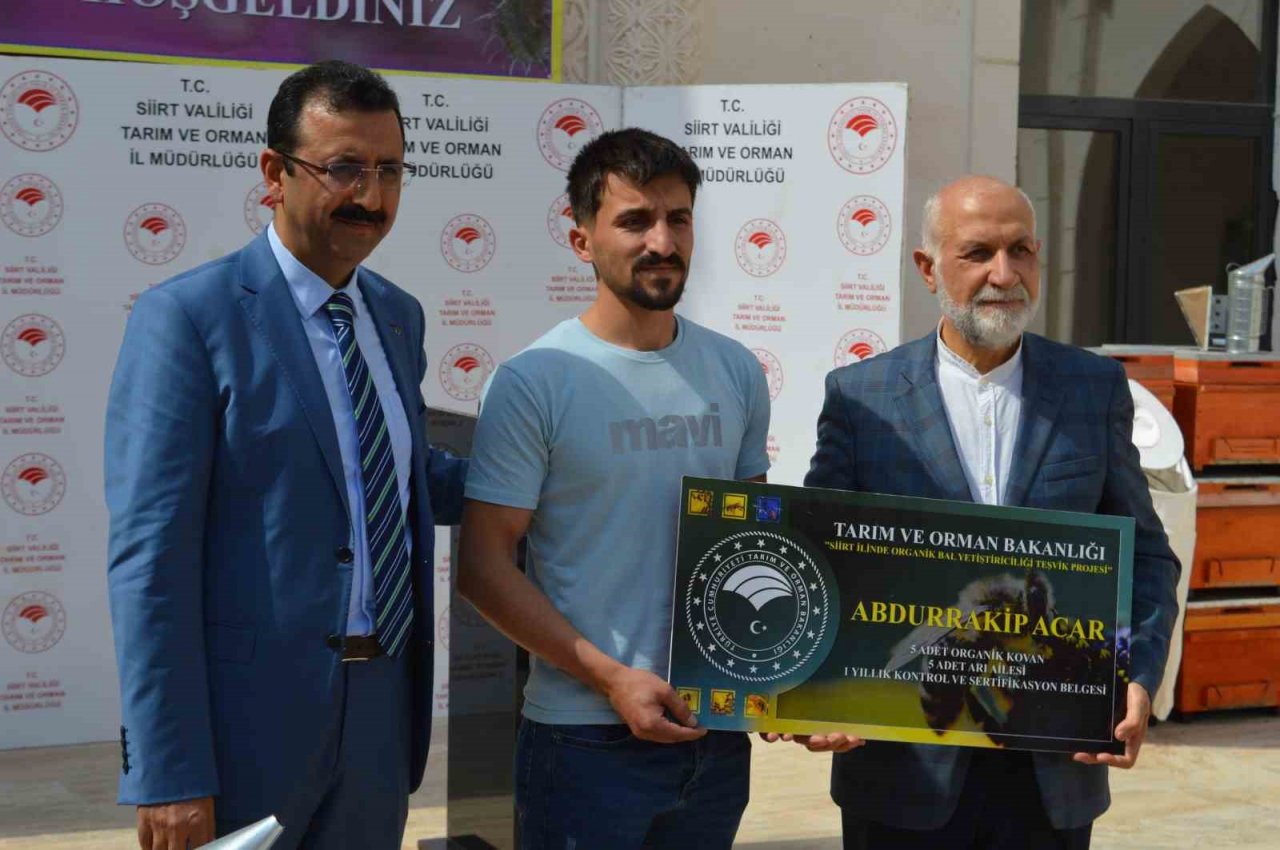 Siirt’te 295 arıcıya 11 milyon 221 bin lira tutarında arılı kovanı dağıtıldı