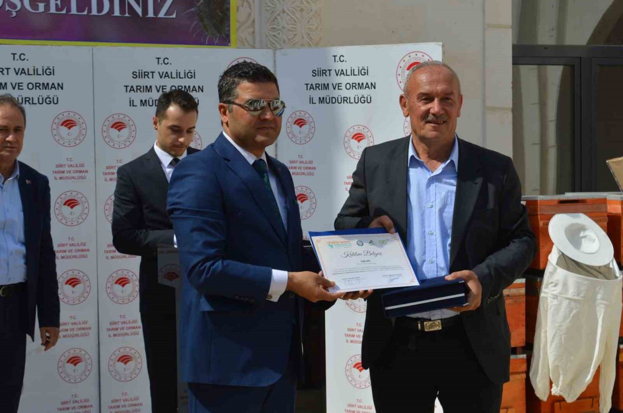 Siirt’te 295 arıcıya 11 milyon 221 bin lira tutarında arılı kovanı dağıtıldı