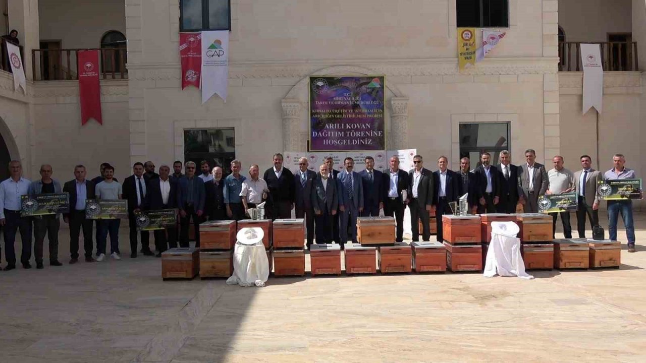 Siirt’te 295 arıcıya 11 milyon 221 bin lira tutarında arılı kovanı dağıtıldı
