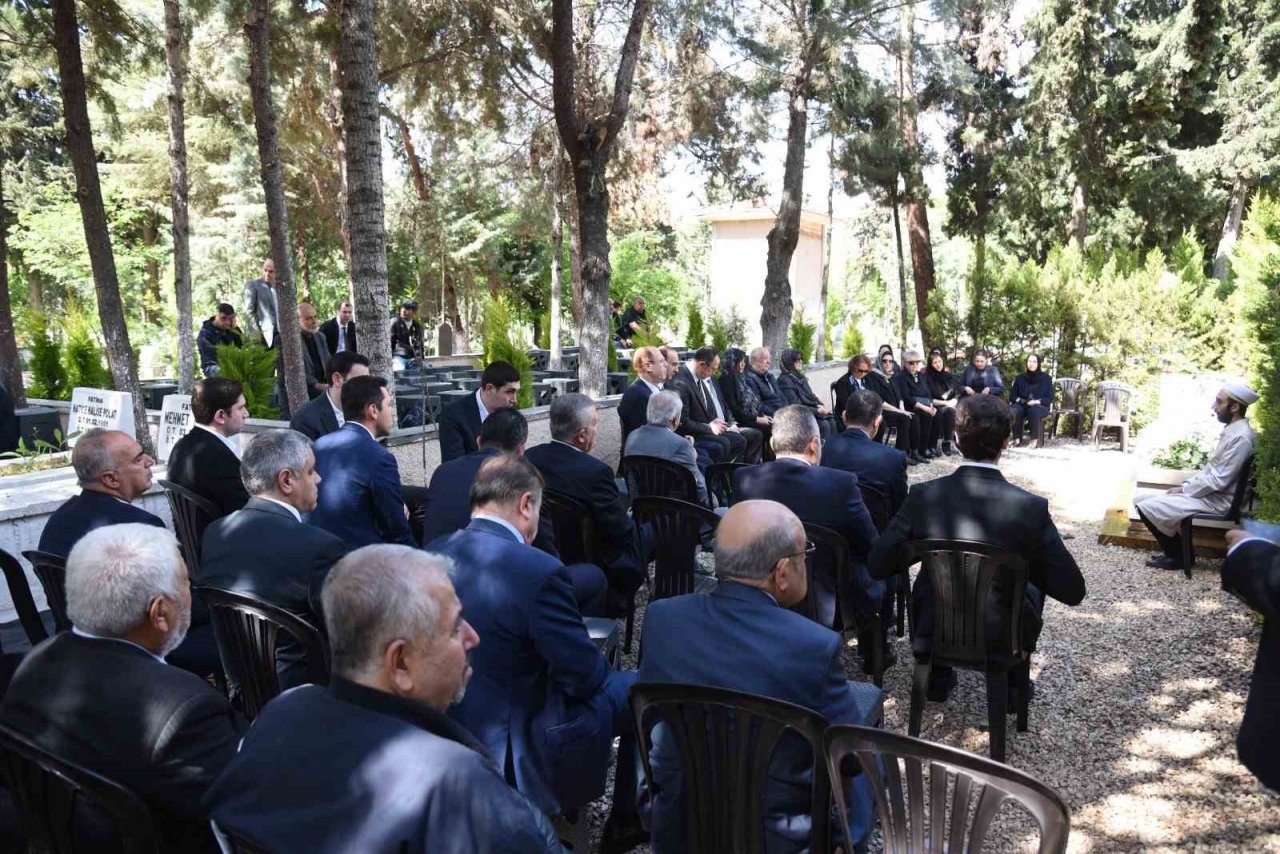 Sanayici N. Topçuoğlu mezarı başında dualarla anıldı