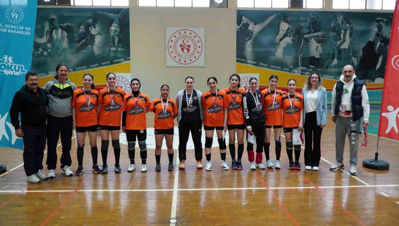 Manisa’da yapılan ’Okul Sporları Hentbol Gençler Yarı Final Müsabakaları’ tamamlandı