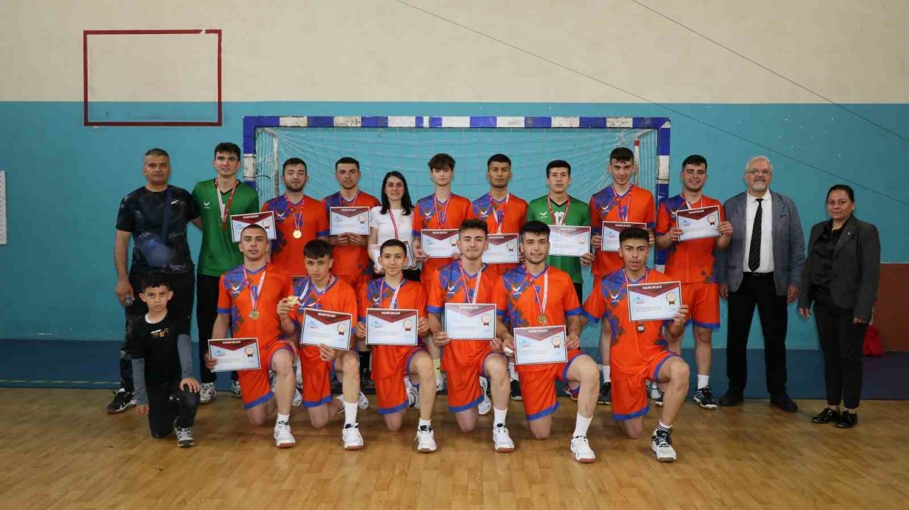 Manisa’da yapılan ’Okul Sporları Hentbol Gençler Yarı Final Müsabakaları’ tamamlandı