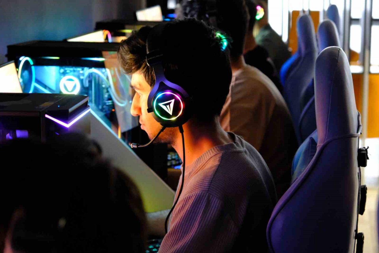 Oyun tutkunu gençler Erzincan’da kurulan e-spor atölyesinden dünyaya açılacak
