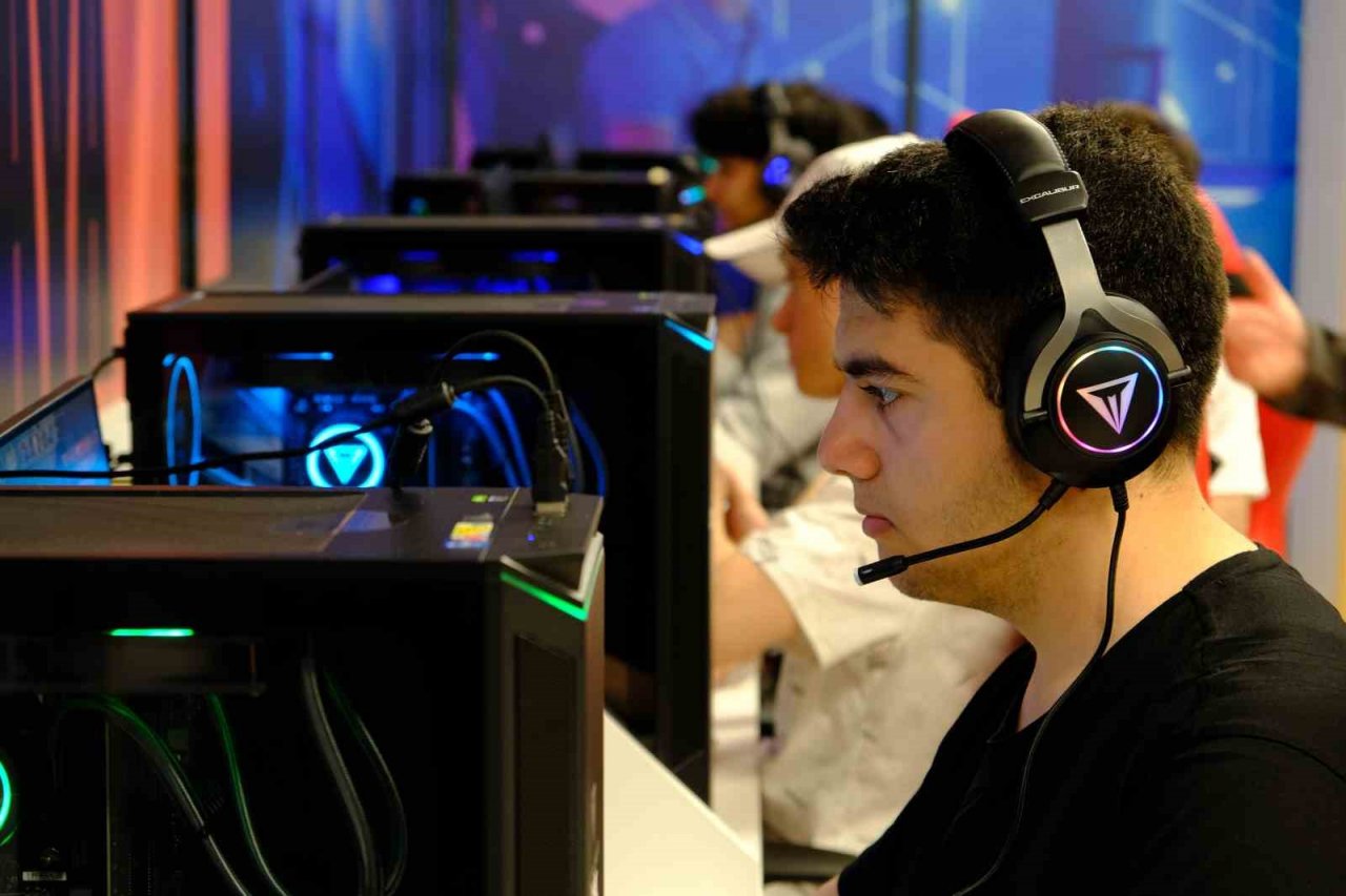 Oyun tutkunu gençler Erzincan’da kurulan e-spor atölyesinden dünyaya açılacak