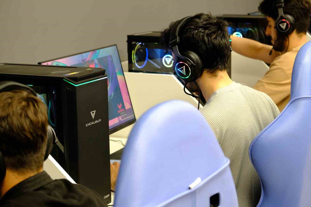 Oyun tutkunu gençler Erzincan’da kurulan e-spor atölyesinden dünyaya açılacak