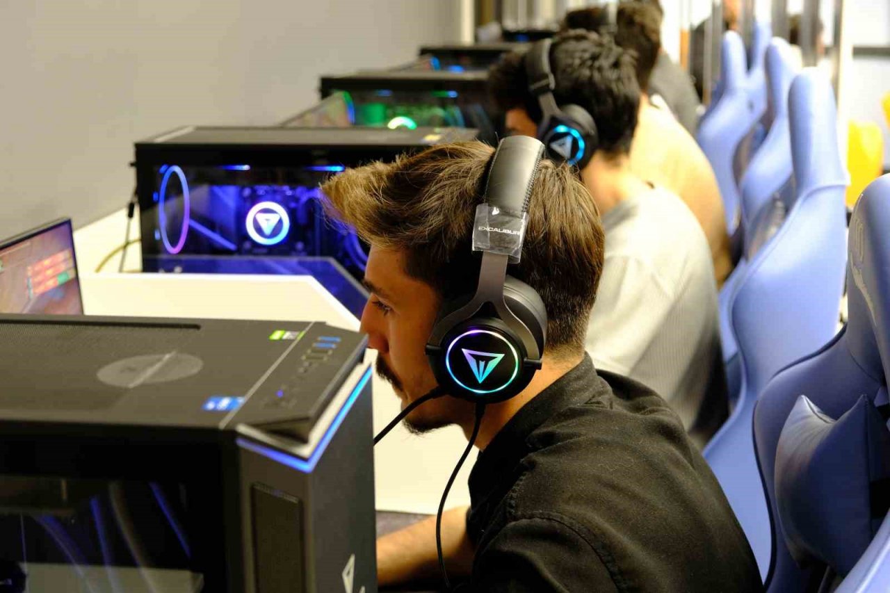 Oyun tutkunu gençler Erzincan’da kurulan e-spor atölyesinden dünyaya açılacak