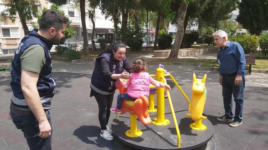 İzmir polisinin okul çevrelerindeki denetimleri sürüyor