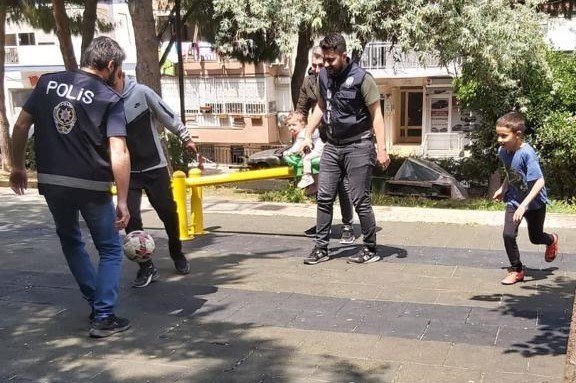 İzmir polisinin okul çevrelerindeki denetimleri sürüyor
