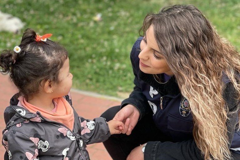 İzmir polisinin okul çevrelerindeki denetimleri sürüyor