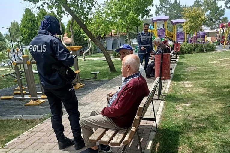 İzmir polisinin okul çevrelerindeki denetimleri sürüyor
