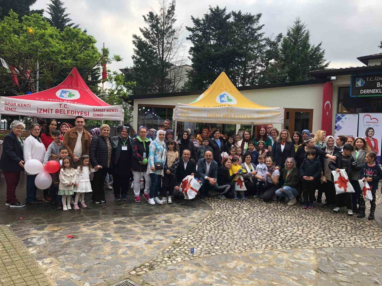 İzmit’te depremzede minikler için "Çocuklar Gülsün" etkinliği