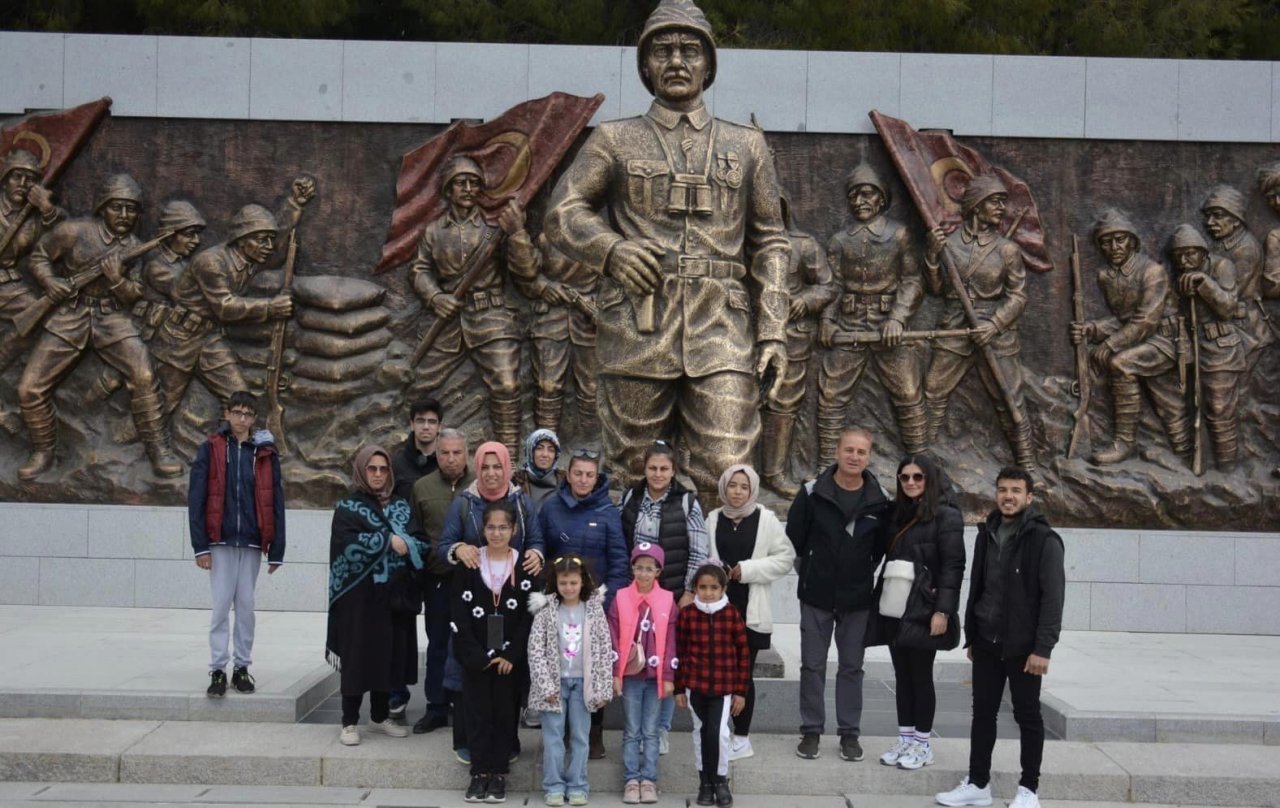 Depremzede vatandaşlar şehitlikleri ziyaret etti