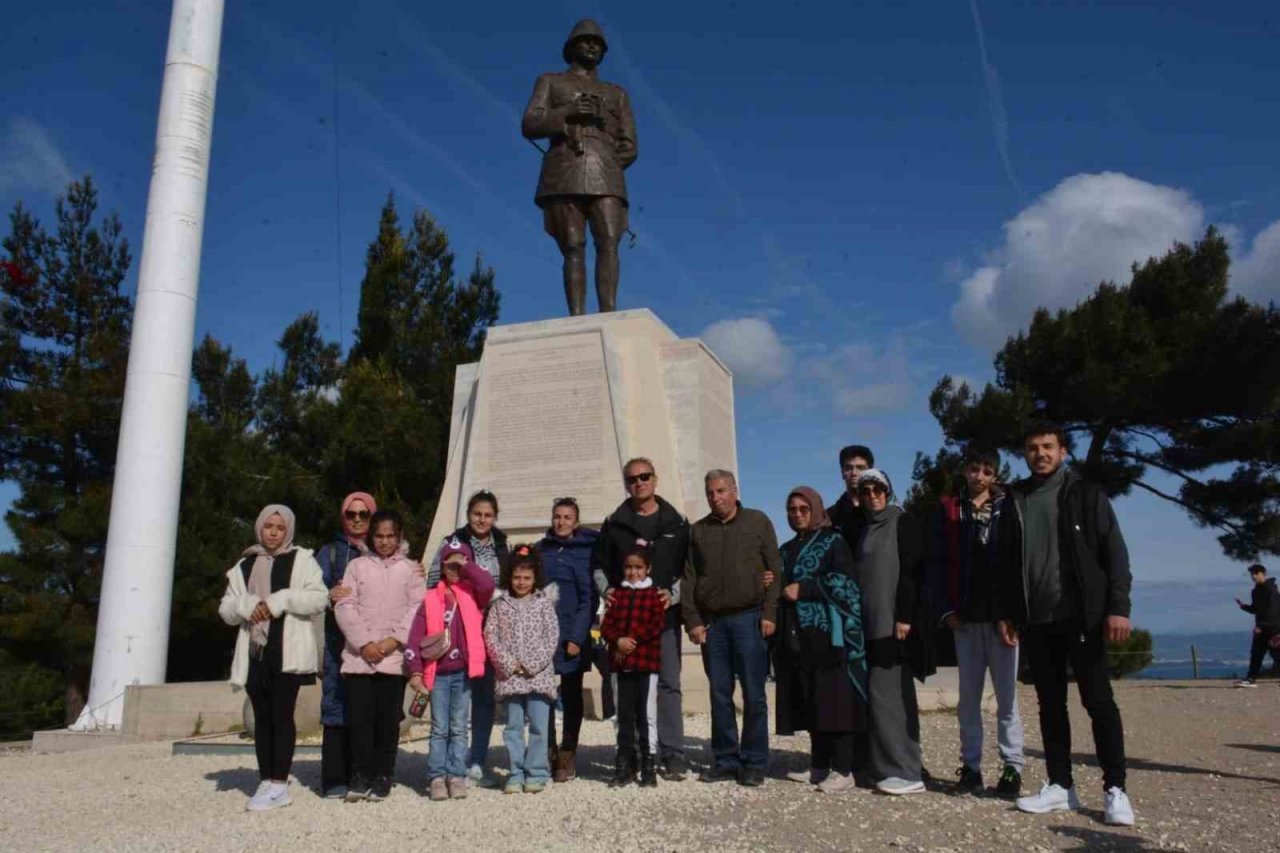 Depremzede vatandaşlar şehitlikleri ziyaret etti