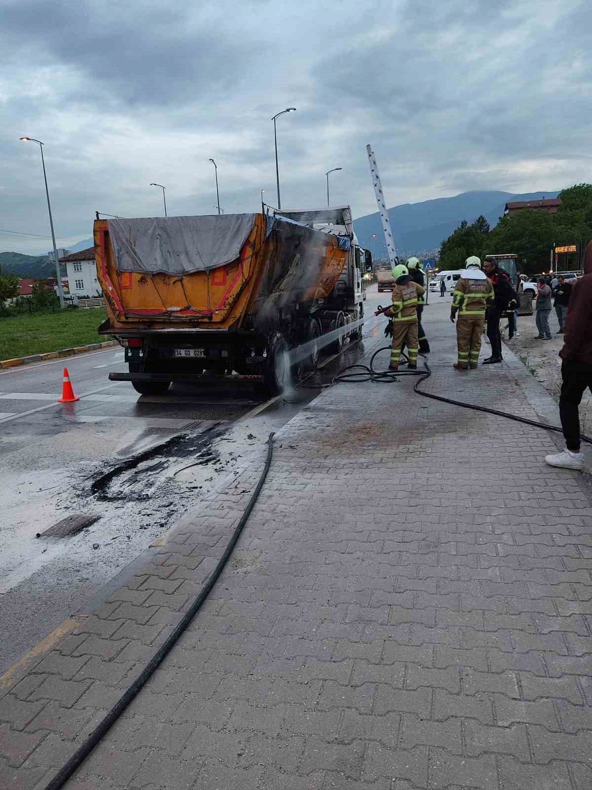 Seyir halindeki tırın tekerleri yandı