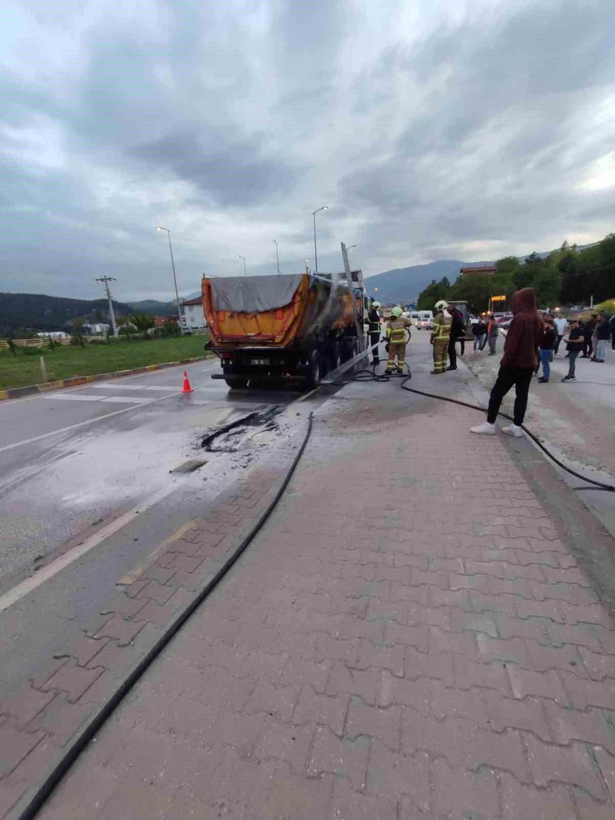 Seyir halindeki tırın tekerleri yandı