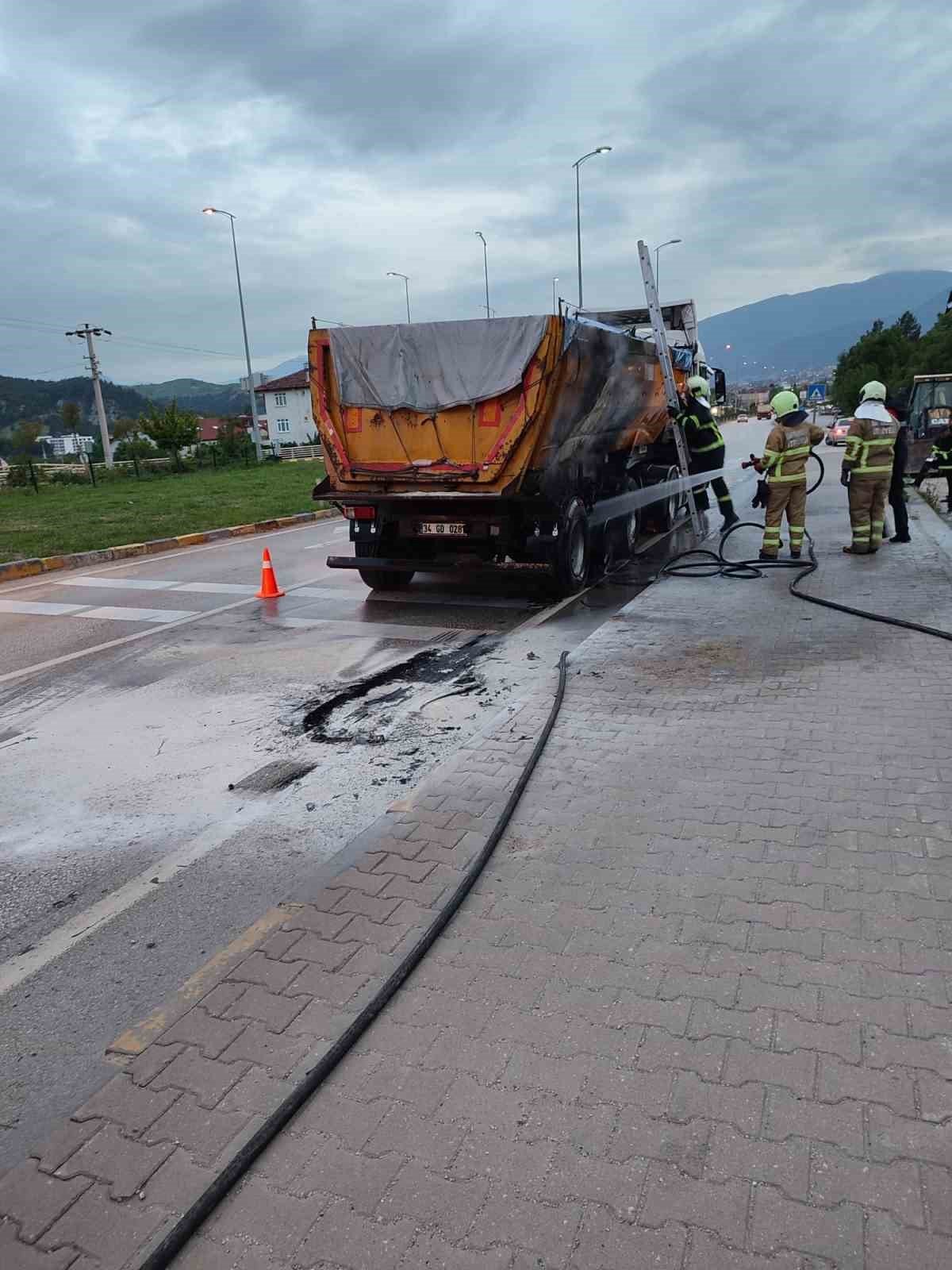 Seyir halindeki tırın tekerleri yandı