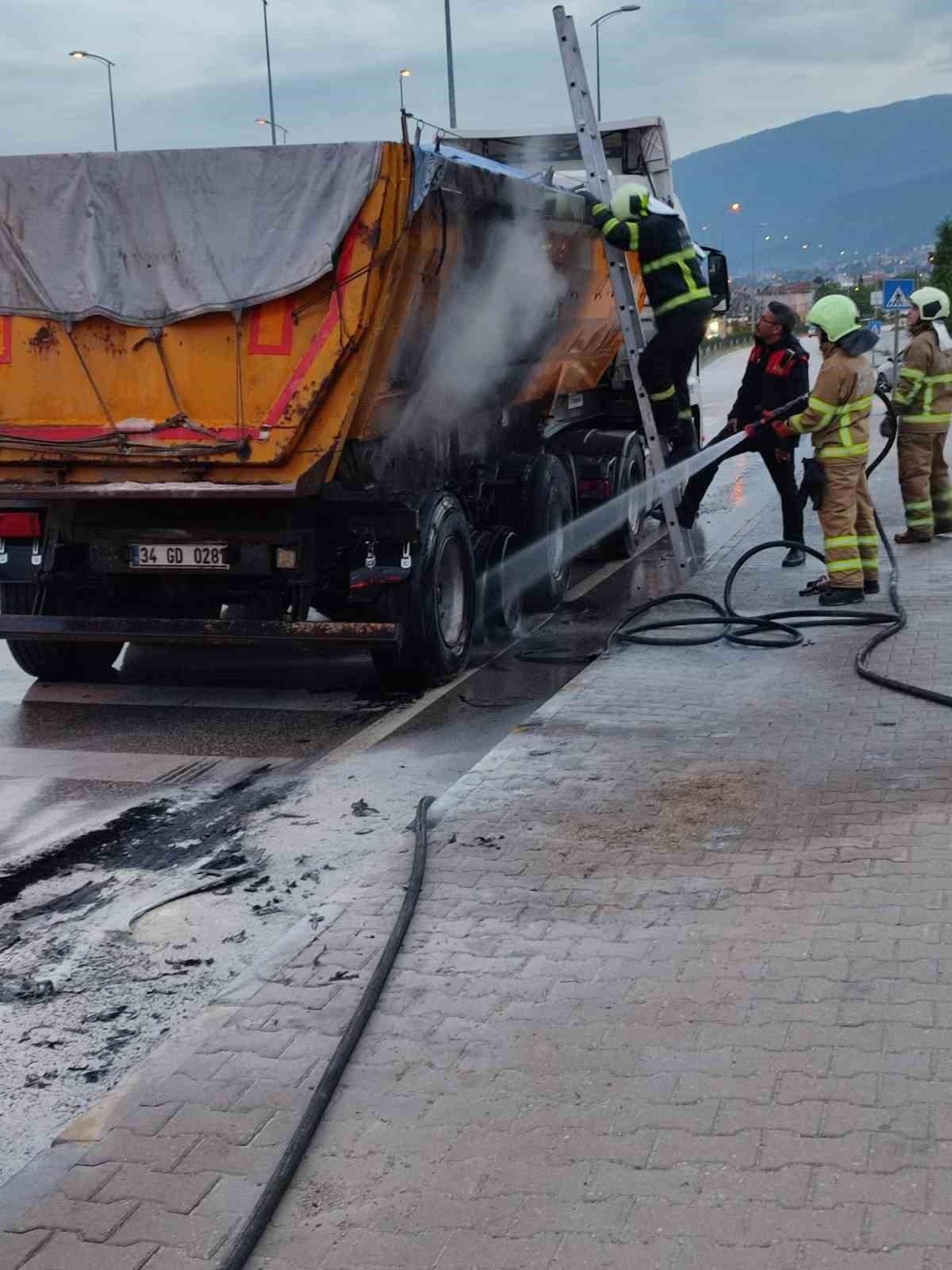 Seyir halindeki tırın tekerleri yandı