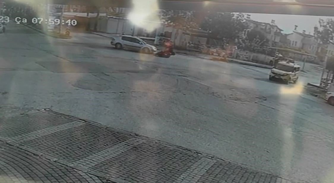 Motosiklet sürücüsü çarptığı otomobilin altında kalmaktan kıl payı kurtuldu