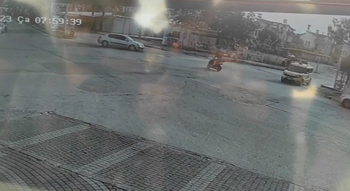 Motosiklet sürücüsü çarptığı otomobilin altında kalmaktan kıl payı kurtuldu