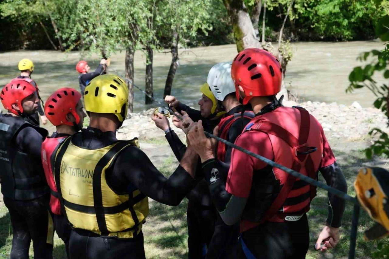 İtfaiye ekiplerinden selde arama ve kurtarma eğitimi