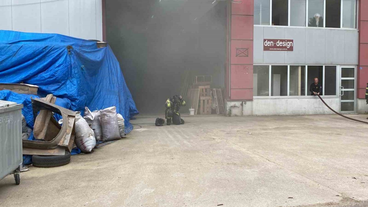 Talaşlar tutuşunca mobilya atölyesinde yangın çıktı