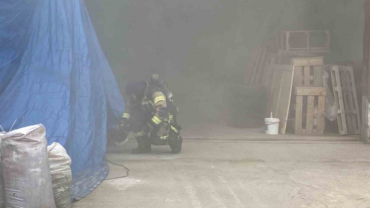 Talaşlar tutuşunca mobilya atölyesinde yangın çıktı