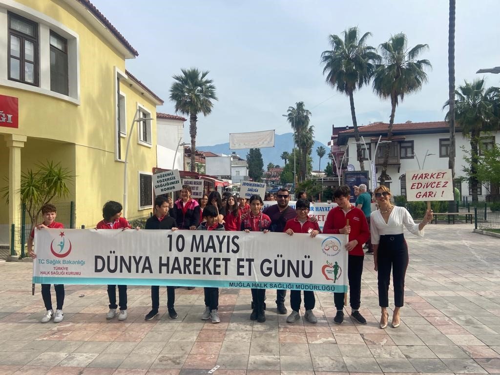 Köyceğiz’de yürüyerek sağlıklı yaşama dikkat çektiler