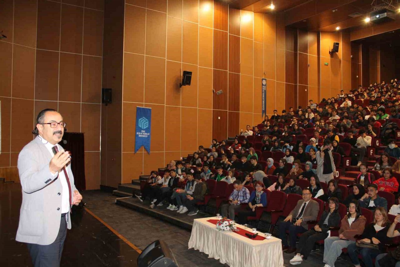 Lise öğrencilerinden konferansa yoğun ilgi