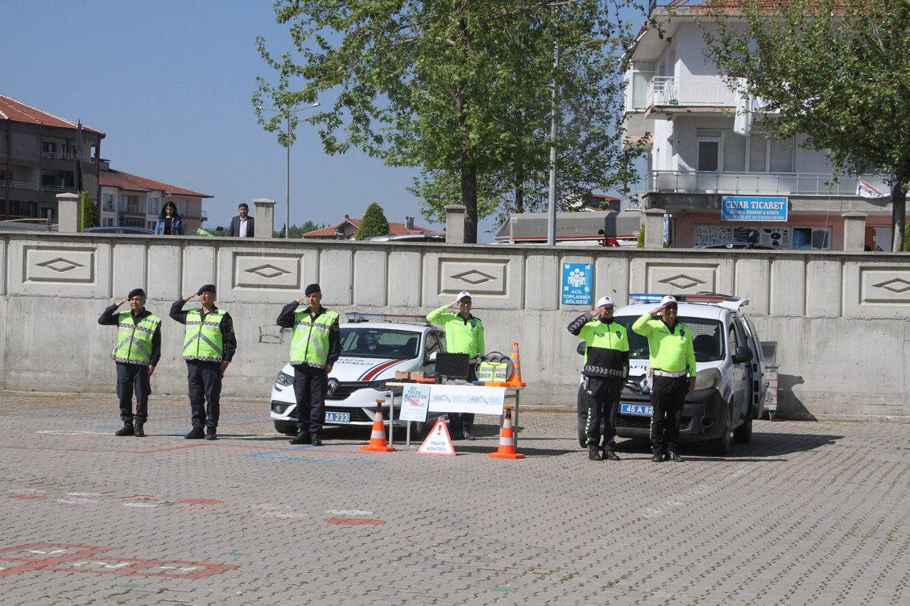 Kula’da trafik haftası kutlandı