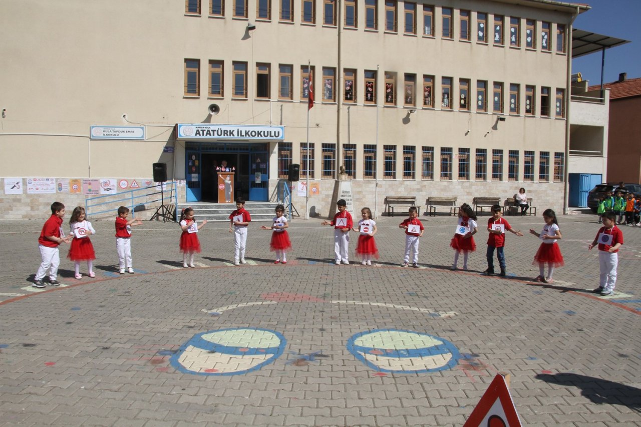 Kula’da trafik haftası kutlandı