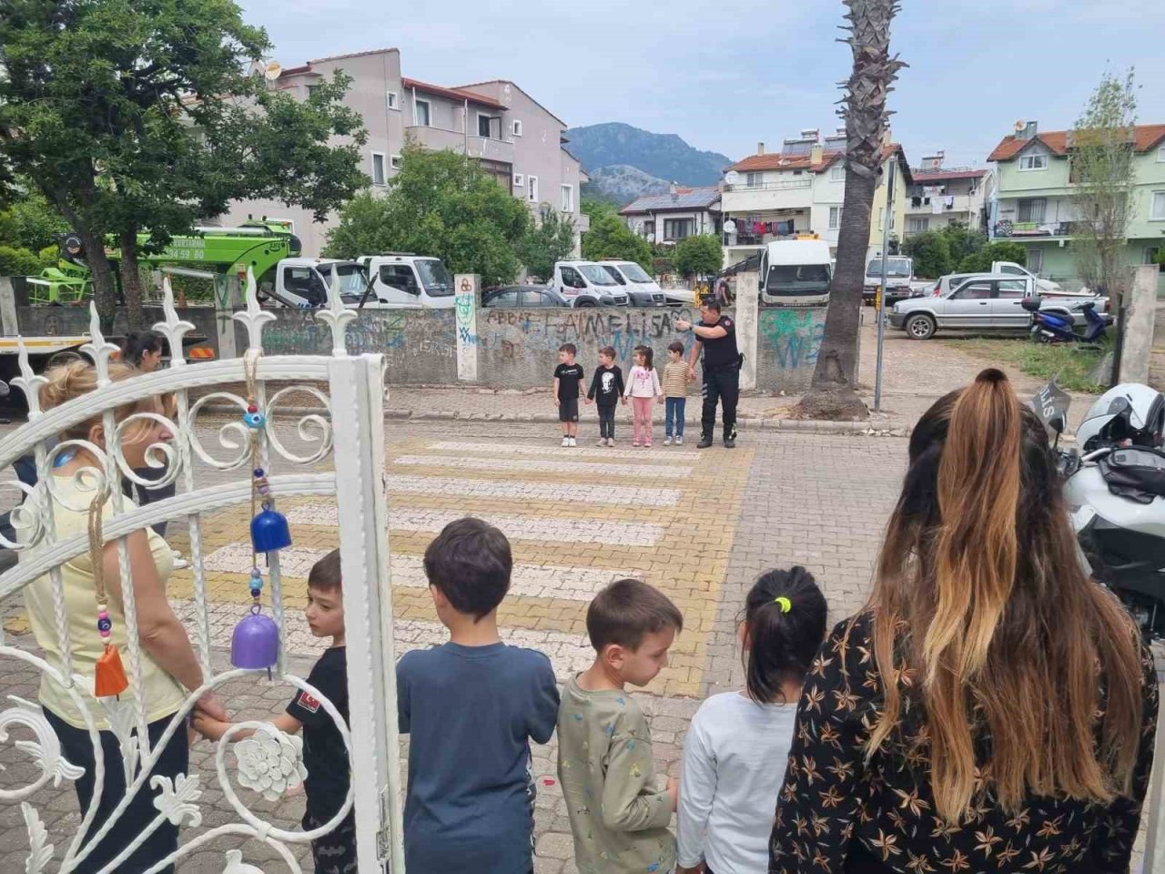 Marmaris’te miniklere oyunlarla trafik eğitimi verildi