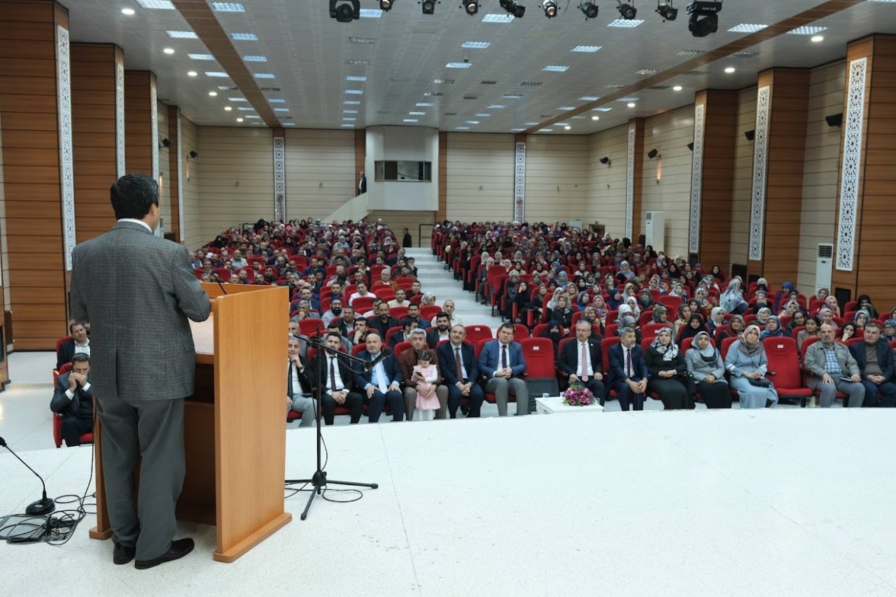 Erzincan’da “En Güvenli Sığınağımız Aile” konulu konferans verildi