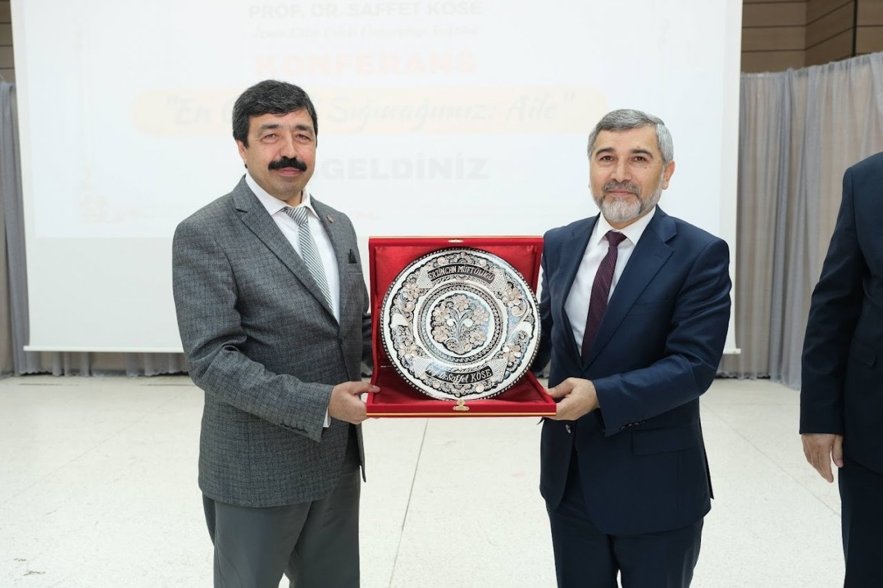 Erzincan’da “En Güvenli Sığınağımız Aile” konulu konferans verildi