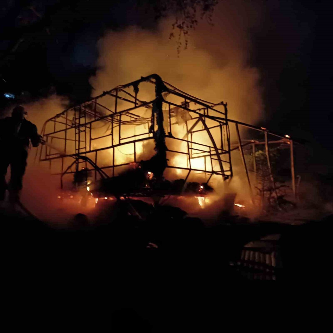 Karavanda yanarak can verdi