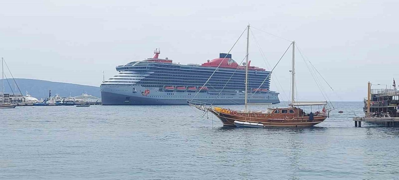Ünlü iş adamı Richard Branson’a ait dev yolcu gemisi Bodrum’da