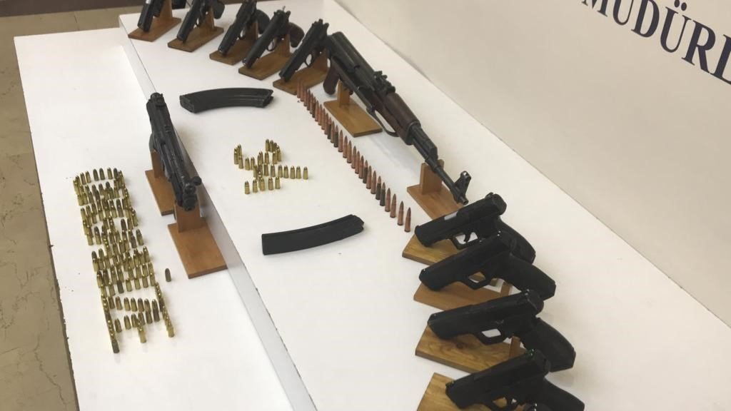 Eylem arayışındaki çeteye yönelik operasyonda çok sayıda silah ve mühimmat ele geçirildi