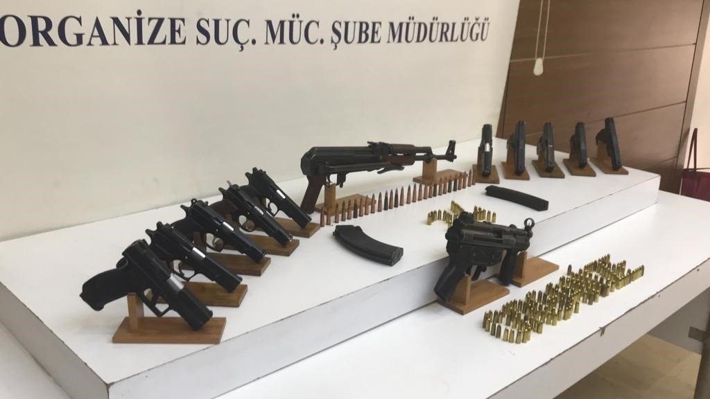 Eylem arayışındaki çeteye yönelik operasyonda çok sayıda silah ve mühimmat ele geçirildi