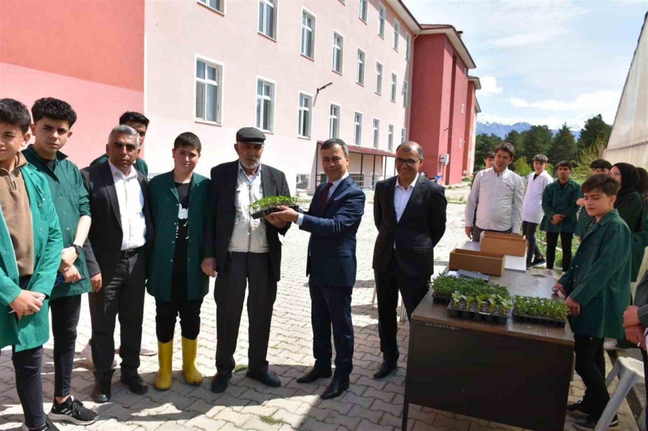 Erzincan’da tarım bölümü öğrencileri hem öğreniyor, hem üretiyor