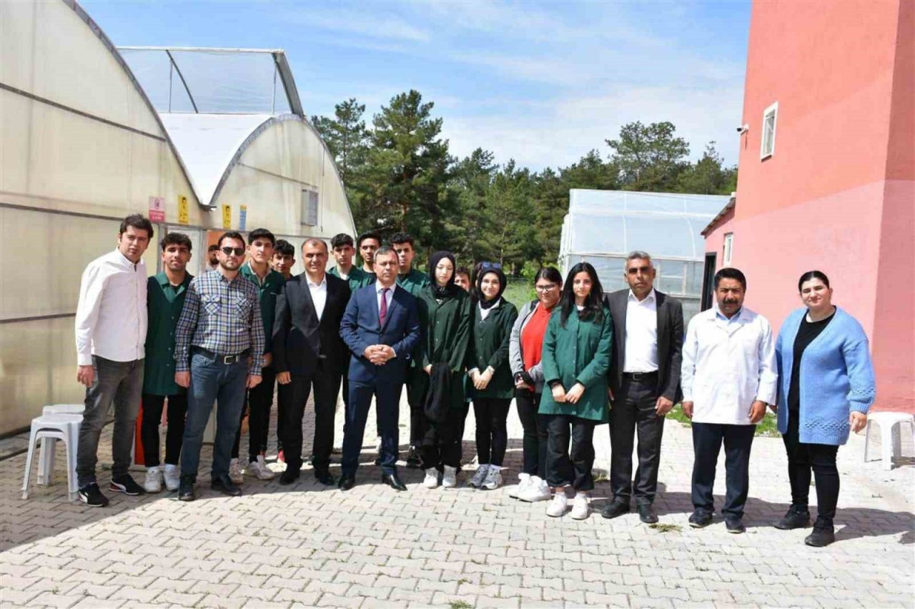 Erzincan’da tarım bölümü öğrencileri hem öğreniyor, hem üretiyor