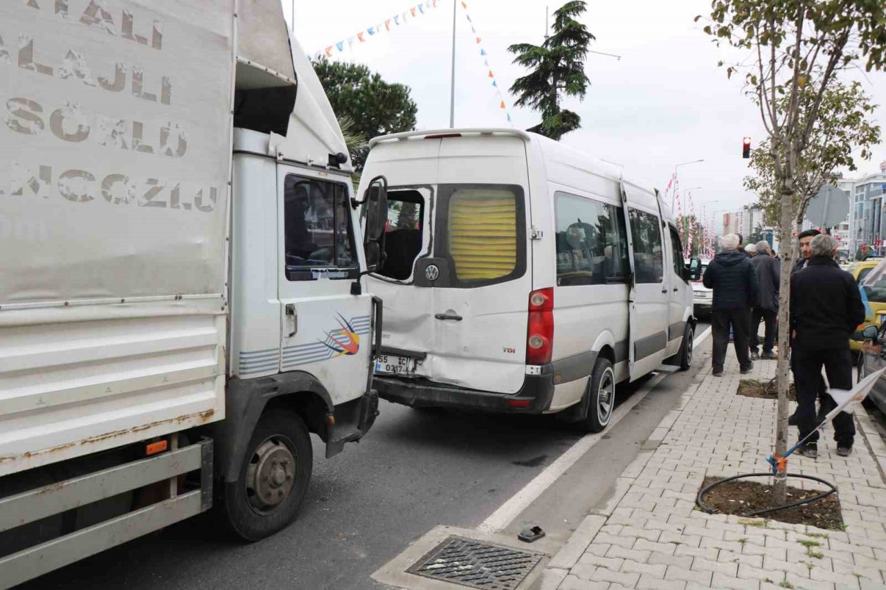 Freni boşalan kamyon ışıkta bekleyen 5 araca çarptı: 1 yaralı